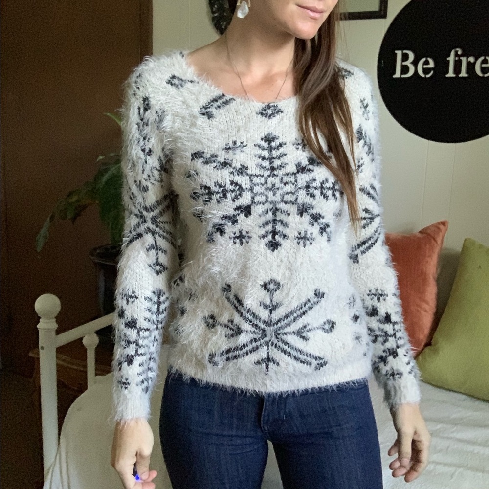 💛 SO SOFT* Cream and black snowflake knit sweater